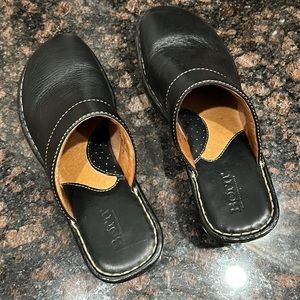 Womens Børn Leather Clogs